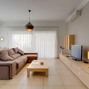  Apartment In Cambridge With Pool
